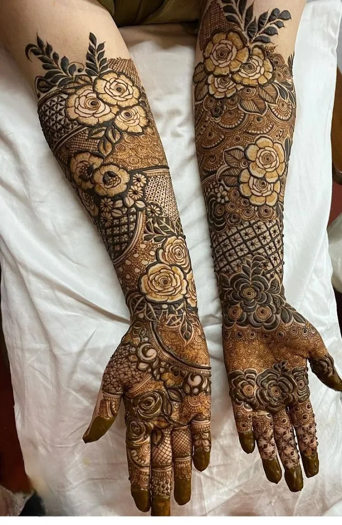 Lotus 3D mehndi design in Hyderabad with shaded floral detail